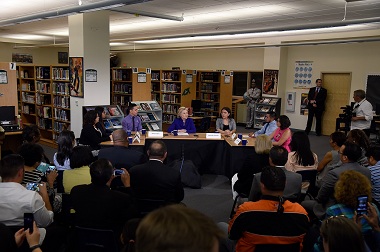 Hillary Clinton Perjuangkan Kewarganegaraan Imigran Gelap di AS