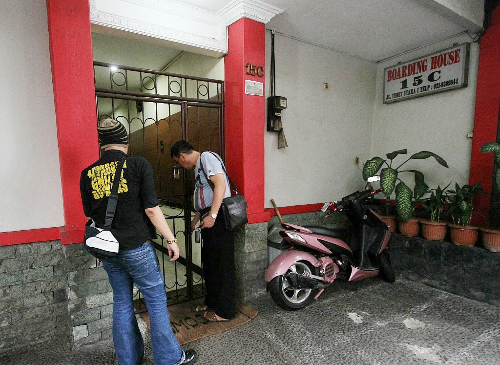 Warga mengamati rumah kos Boarding House di kawasan Tebet, Jakarta Selatan (Foto: MI)
