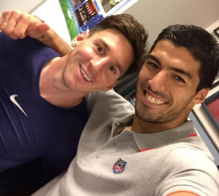 Usai Barcelona Bantai Bayern, Suarez <i>Selfie</i> Bareng Messi