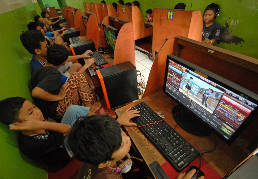 Bermain gim di warnet kawasan Sukmajaya, Depok, Jawa Barat. (Foto: MI/Bary Fathahilah)