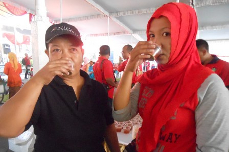 Ribuan Orang Minum Jamu Masal di Solo 