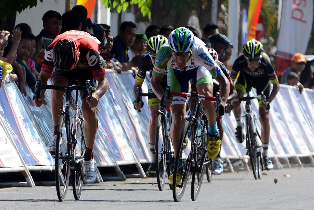Pembalap beradu kecepatan menjelang garis finis etape kedua International Tour de Banyuwangi Ijen (ITdBI) 2015, Banyuwangi, Jawa Timur, Kamis(7/5).  (Foto: MI/PANCA SYURKANI)