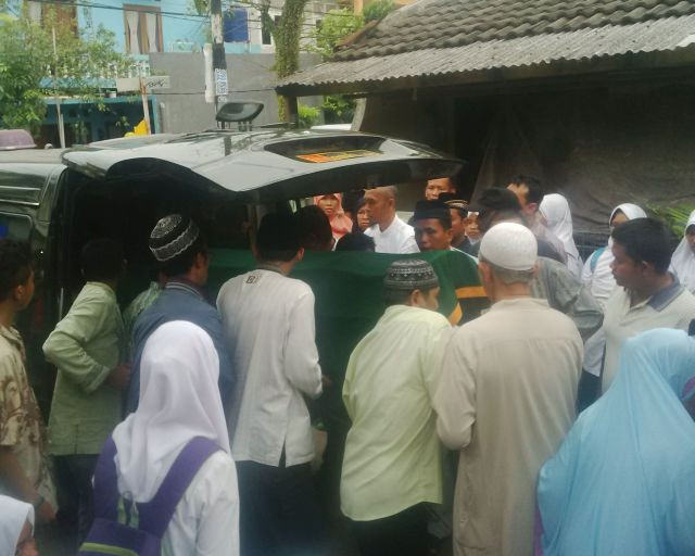 Tahlil dan Isak Tangis Sambut Kedatangan Jenazah Sugeng
