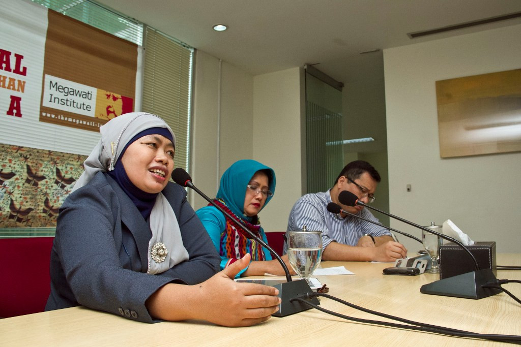 Enny Sri Hartati (kiri) (Foto: MI/ATET DWI PRAMADIA)