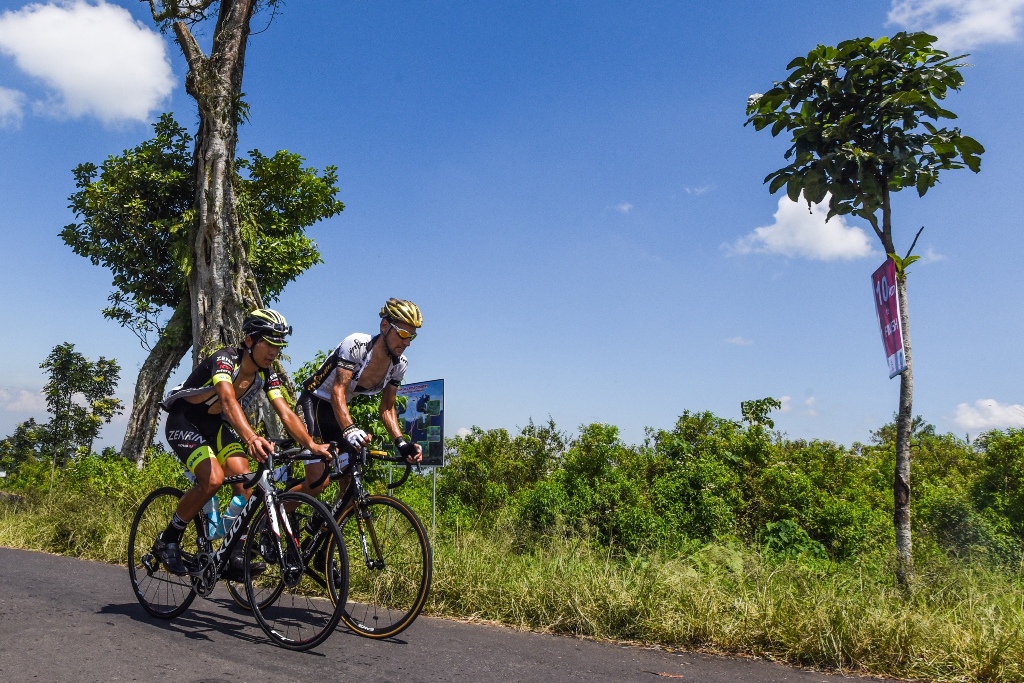 Pebalap Singha Infinite Cycling Team Thailand Peter Pouly (kanan) beradu cepat dengan seorang pebalap lainnya pada etape ketiga International Tour de Banyuwangi Ijen 2015 (ANTARA FOTO/Zabur Karuru)