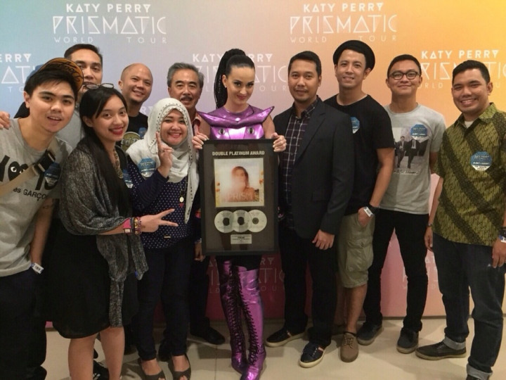 Katy Perry Diganjar Double Platinum di Indonesia 