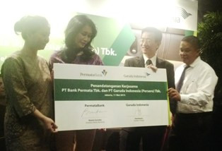 Dorong Penggunaan Kartu, Bank Permata Gandeng Garuda Indonesia