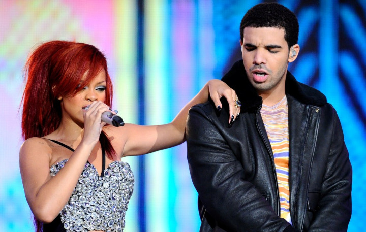 Rihanna & Drake Berpelukan di Klub Malam