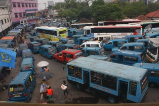 Tarif Mahal, Warga Depok Tinggalkan Angkot  