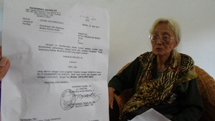 Kisah Nenek Kemerlin Mendaki Keadilan 