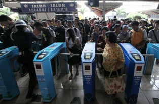 Transportasi Massal Gusur Eksistensi Angkot