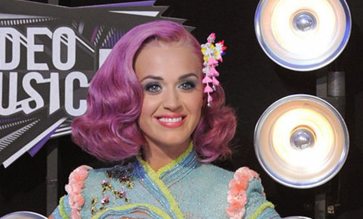 7 Hal yang Bisa Memudarkan Warna Cat Rambut