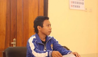 Apriyanti Bergaya Macho di Sidang Putusannya sebagai Laki-Laki