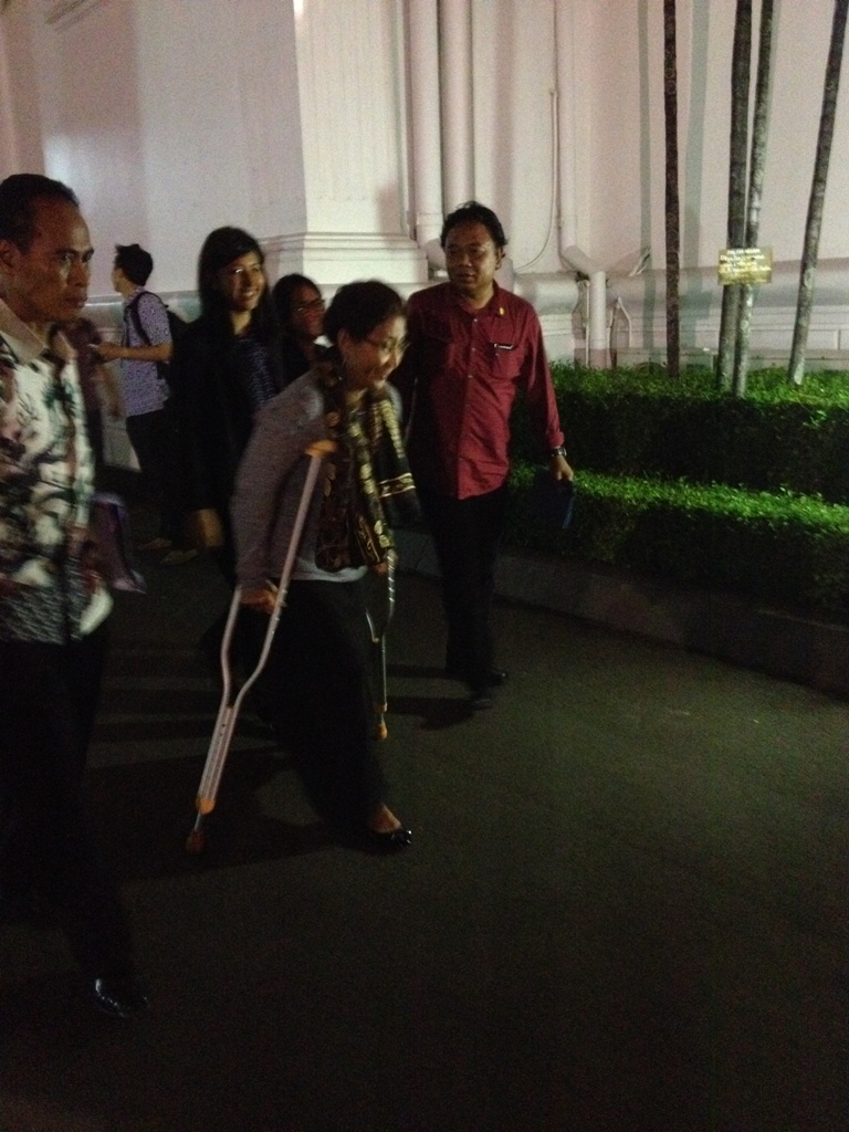 Menteri Kelautan dan Perikanan Susi Pudjiastuti berjalan menggunakan tongkat di Istana Presiden. (foto: MTVN/Desi Angriani)