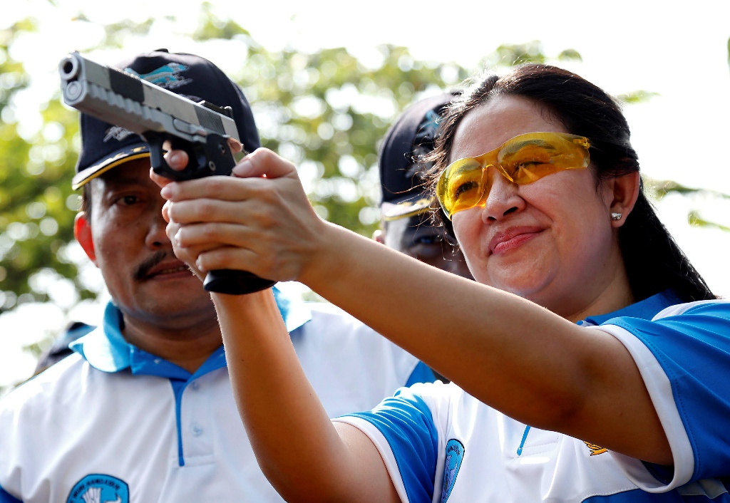 Menteri Koordinator Bidang Pembangunan Manusia dan Kebudayaan Puan Maharani latihan menembak. (Foto: Antara).