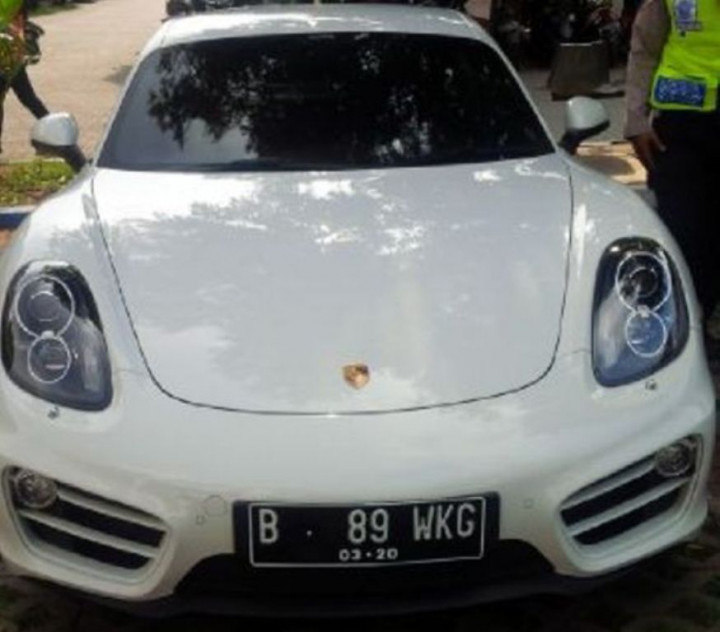 Polisi 'Kandangkan' Porsche 'Bodong' di Kantor Satlantas Jakut