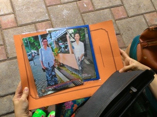 Balada Tukang Foto Keliling di Acara Kelulusan Siswa