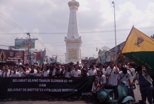 Lulus UN, Lagu Indonesia Raya Bergema di Tugu Yogyakarta