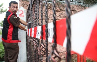 Warga Cirebon Desak Kejagung Tahan Wakil Bupati