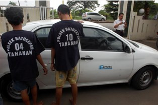 Pasangan Kekasih Bau Kencur Rampok Taksi Express