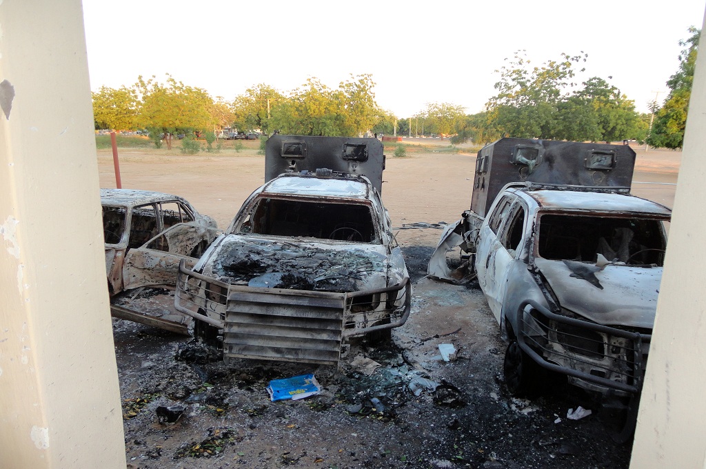 Deretan mobil polisi yang hancur terbakar di Damaturu, negara bagian Yobe, Nigeria, 6 November 2011. AFP / AMINU ABUBAKAR