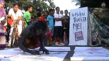 Aksi Teaterikal Refleksi Tragedi Mei 1998 di Kota Surakarta