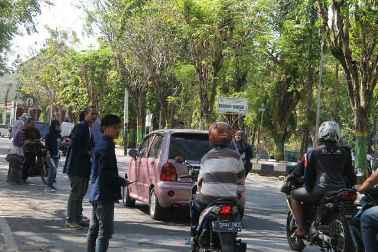 Hari Buku Nasional, Mahasiswa Bagikan Ratusan Karya Tulis