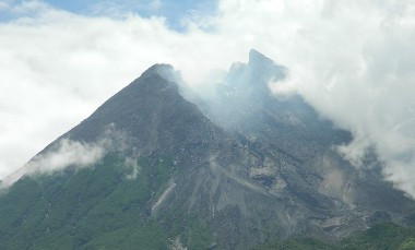 Tim SAR Gabungan Dikerahkan Mencari Mahasiswa Jatuh ke Kawah Merapi 