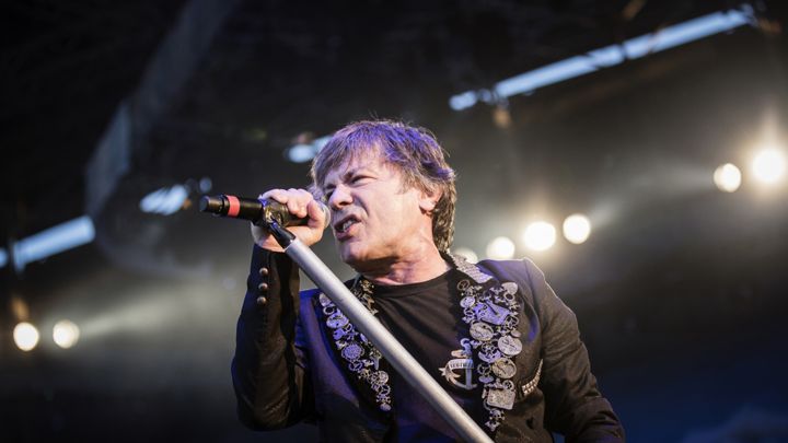 Vokalis Iron Maiden Sembuh dari Kanker Lidah