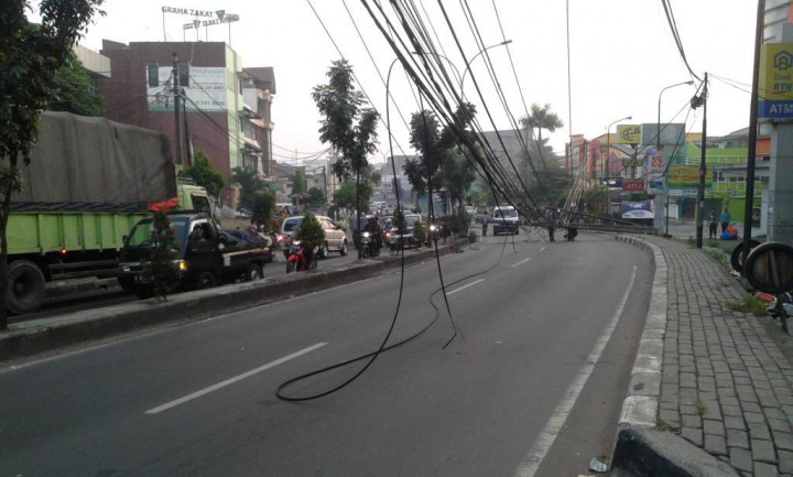 Tiang Listrik Sudah Dipindahkan, Ciputat Masih Macet