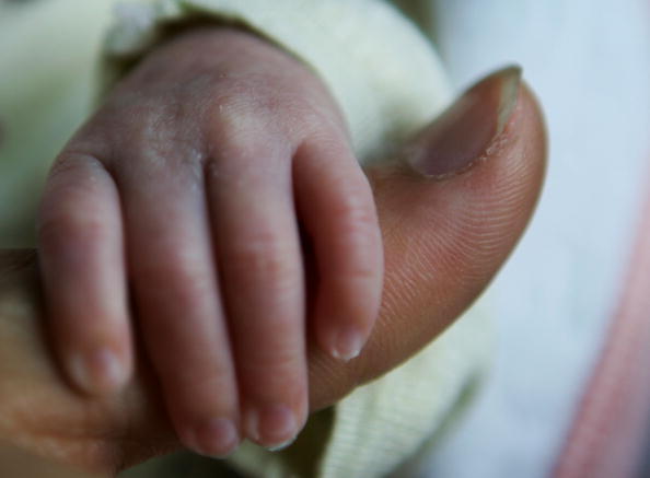 Setelah Melahirkan di Toilet Warnet, Wanita Ini Langsung Kembali Berselancar di Internet