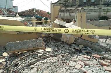 Kantor DPPKAD Kota Cirebon Ambruk, Satu Pekerja Dikabarkan Tewas