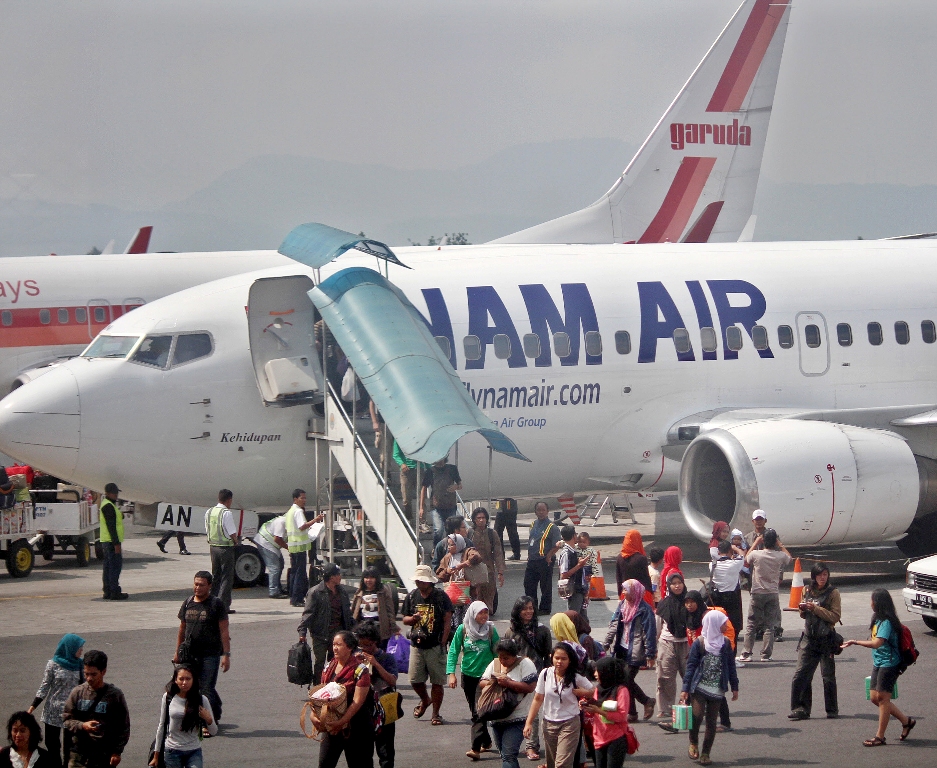 Ilustrasi pemudik menggunakan pesawat terbang (ANTARA FOTO/Noveradika)