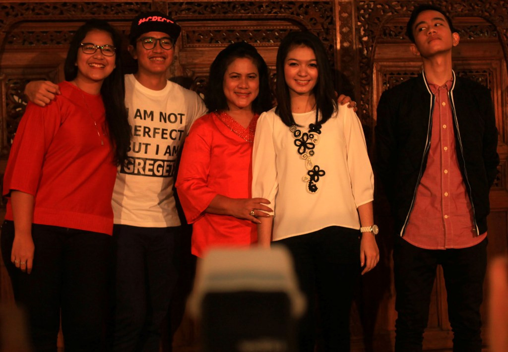 Ibu Negara Iriana Joko Widodo (tengah) bersama putra putrinya Kahiyang Ayu (kiri), Kaesang Pangarep (kedua kiri), Gibran Rakabuming Raka (kanan) dan calon menantunya Selvi Ananda berpose seusai menggelar konferensi pers di Gedung Graha Saba, Sumber, Banja