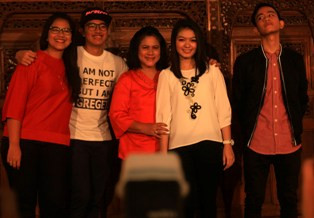 Serba Putih di Pengajian Pernikahan Gibran-Selvi