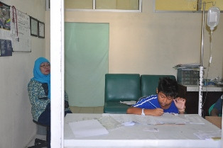 Dibebat Infus, Dimas Tetap Semangat Jalani UN