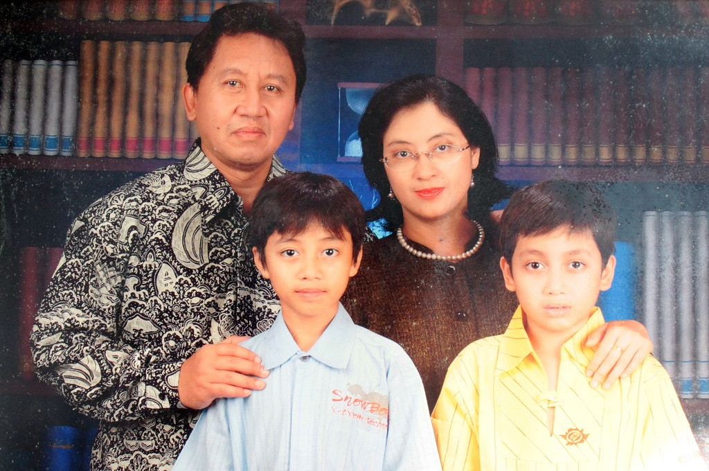 Indonesian Ambassador to Pakistan Burhan Muhammad with his wife and childrens. (Photo: Family Documentation)