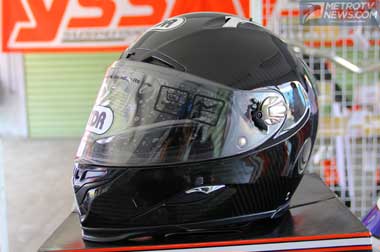 TDR Pamer Helm RR-1, Full Carbon dengan Desain <i>Flat Visor</i> 