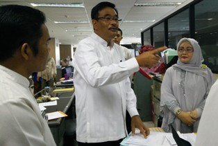 Beras Dioplos Plastik, Djarot: Kurang Ajar Itu 