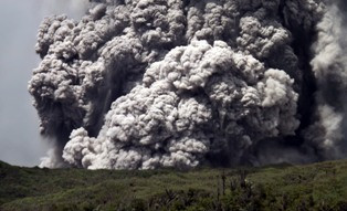 Dentuman Iringi Letusan Gunung Lokon