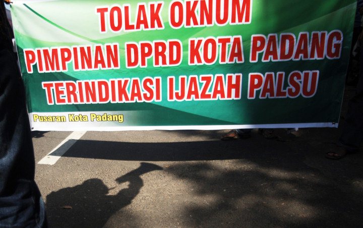 Izin Perguruan Tinggi yang Jual Beli Ijazah Palsu Harus Dicabut