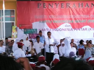 Jokowi Bagikan 4.228 `Kartu Sakti` di Kabupaten Malang 