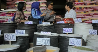 Beras Plastik Terbuat dari Bahan Pipa   