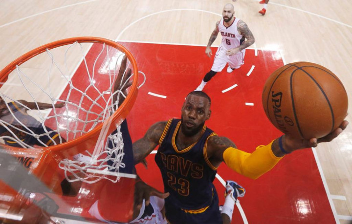 LeBron James Pimpin Cavs Tumbangkan Hawks
