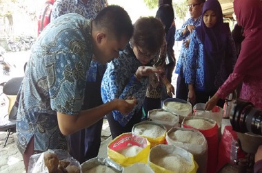 Jika Dituangkan Air, Beras Plastik Mengambang