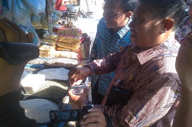 Disperindag Bangkalan Sosialisasikan Ciri-Ciri Beras Plastik ke Pedagang 