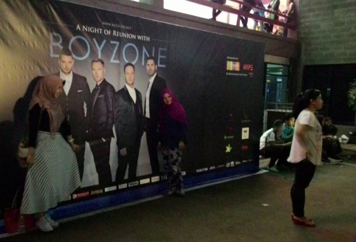 Puluhan Penonton Antre Foto Bareng 