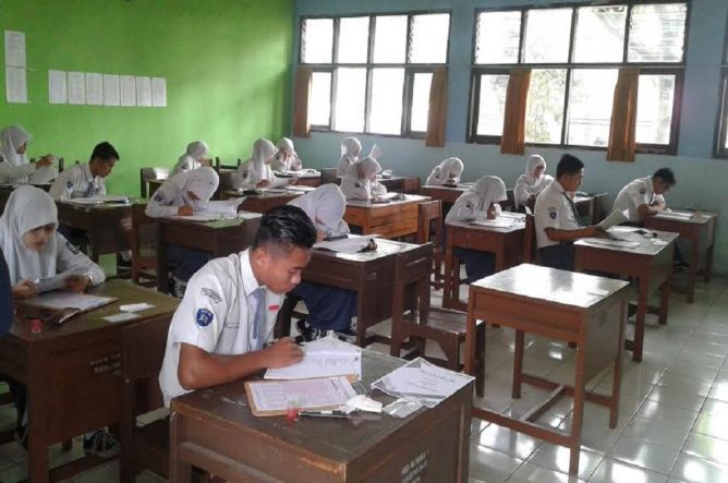 Suasana Ujian Nasional SMA/MTVN/Ismail