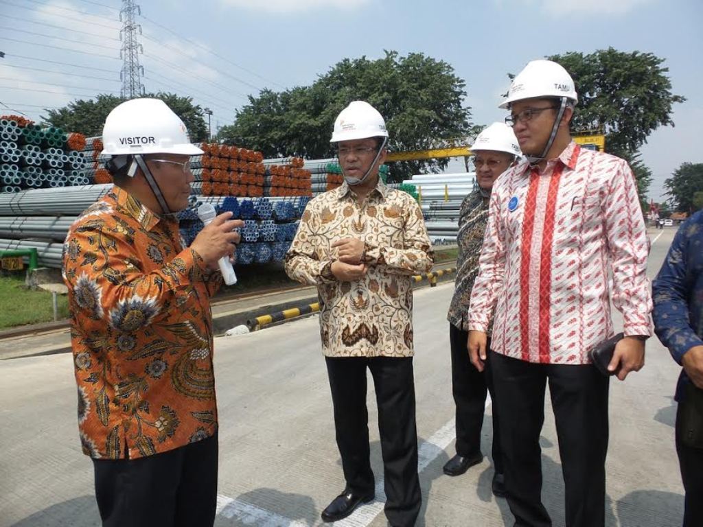 Menteri Perindustrian Saleh Husin (kedua kiri) mendapat penjelasan dari CEO Bakrie Pipe Industries, Mas Wigrantoro Roes Setiyadi (kiri) (Foto: dokumen Kemenperin)