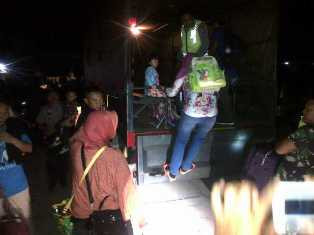 Evakuasi Penumpang KA Bangunkarta Gunakan Truk Dalmas